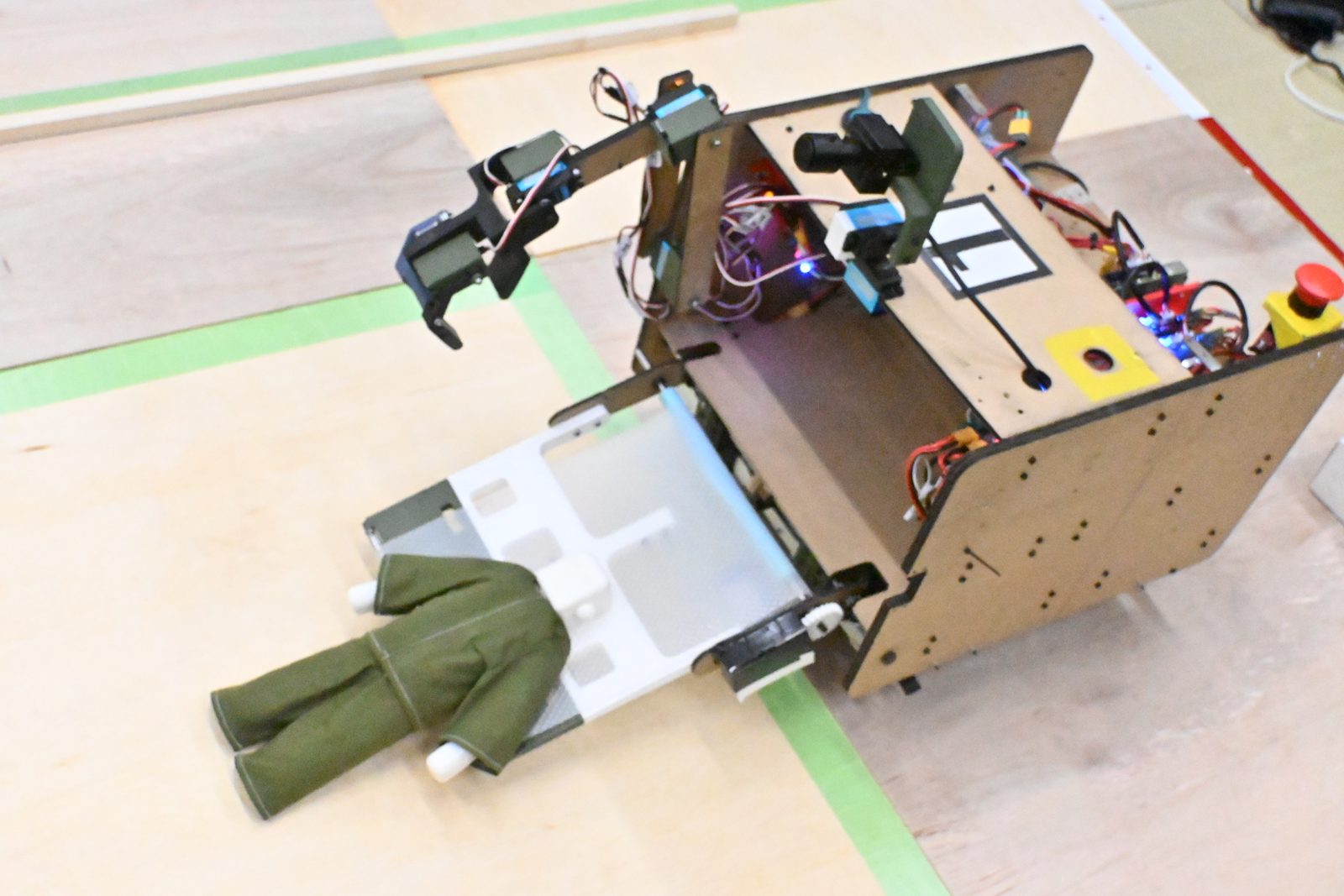レスキューロボットが要救助者を搬送する様子
